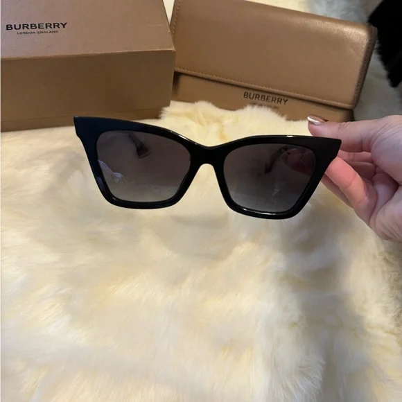 Burberry Elsa Sunglasses Black Light Grey Gradient Print Burberry Elsa Sunglasses Black Light Grey Gradient Print main image 3